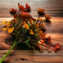 Gałązka sztuczna mini kwiatuszki i listki ozdobne pomarańczowe