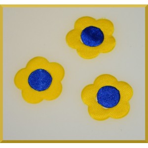 Żółty kwiatek z niebieskim środkiem