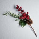 Gałązka oblodzonej dzikiej róży i jagódek z szyszką ECE1736