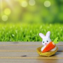 Króliczek flokowany z marchewką w koszyczku