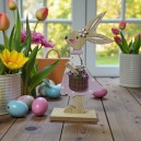 Pani zając, figurka drewniana na podstawce